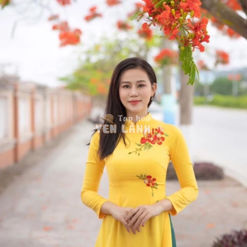 Áo dài vàng thêu hoa phượng