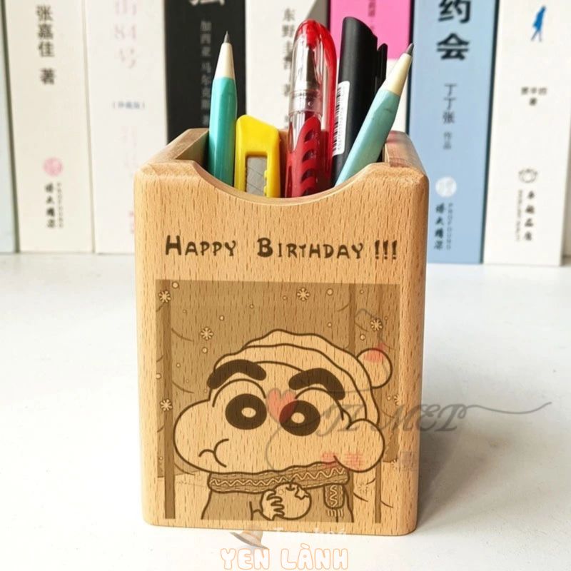 [Hộp đựng bút mới về] Hộp đựng bút Crayon Shin-Chan Anime Ngoại vi nguyên chất Hộp đựng bút gỗ nguyên chất Phim hoạt hình Văn phòng phẩm Quà tặng sinh nhật Trang trí máy tính để bàn Lưu trữ văn phòng phẩm