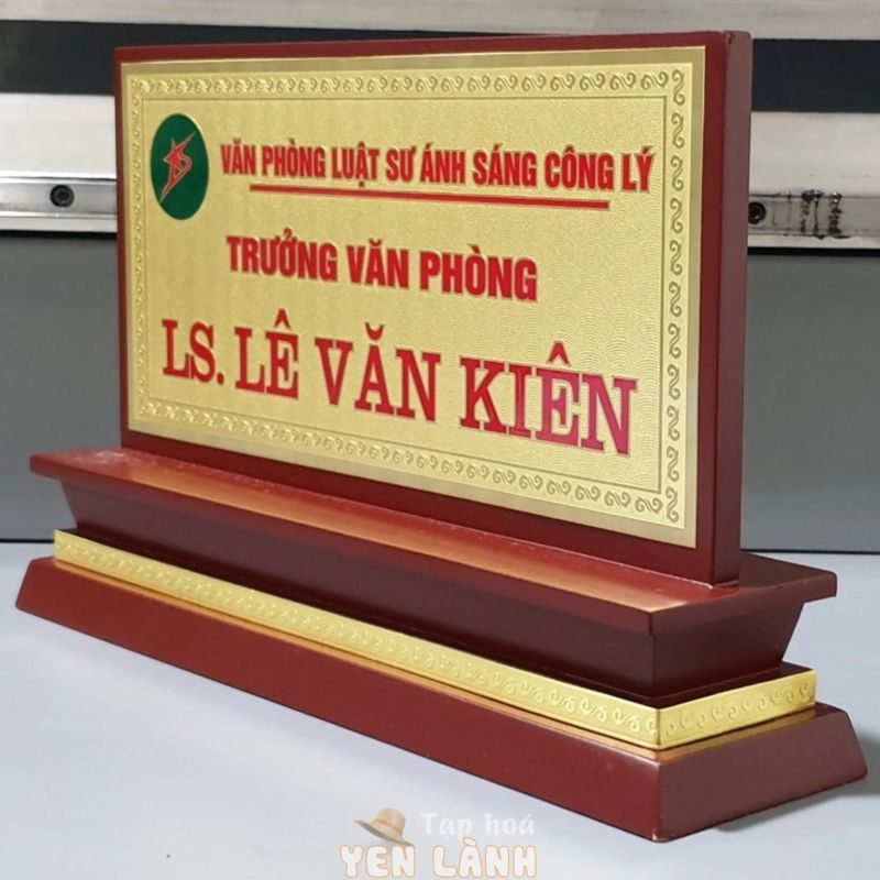 Biển tên chức danh đồng ăn mòn đế gỗ để bàn cao cấp làm quà tặng