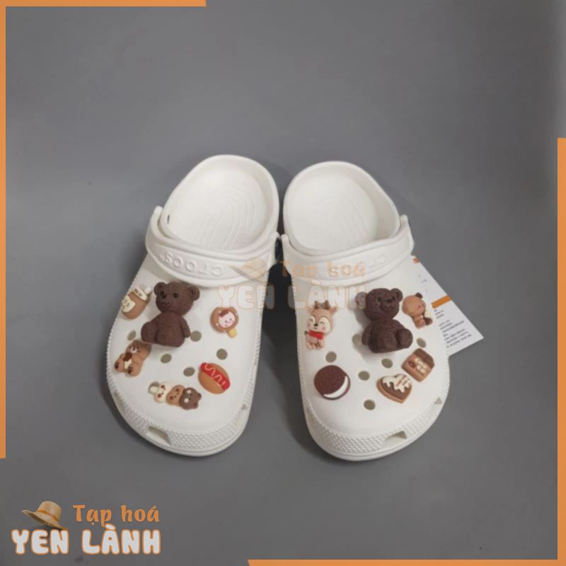 (Tặng 10 sticker) Dép Sục Crocs Classic Cho Người Lớn Màu Trắng+ Gấu Nâu. Sản Phẩm Cao Cấp, Nhựa Không Mùi.