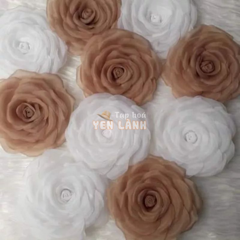 Hoa cài áo handmade. Hoa được làm từ vải voan. Điểm tô cho chiếc áo, đầm… Của bạn thêm xinh xắn, nổi bật. Làm theo màu