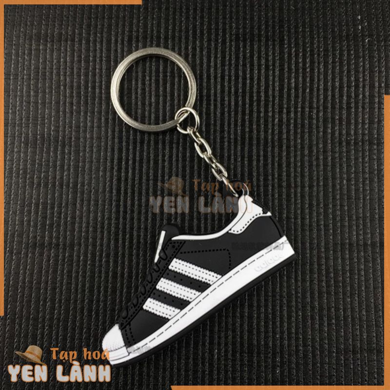 Móc Khóa Giày Adidas Đen Sọc Trắng